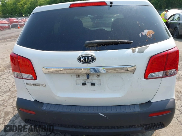 2012 Kia Sorento LX z VIN 5XYKT4A15CG256924, wystawiony jako IAAI lot #42483108 z przebiegiem 208 525 mil mil oraz . Historia ofert i sprzedaży dostępna na DreamBid. Obrazek 12.