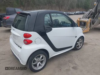 2014 Smart fortwo Pure with VIN WMEEJ3BA2EK779506, listed as a IAAI auction lot 42048566 with 26,102 mi miles and . Bid and sale history available at DreamBid. Image 4.