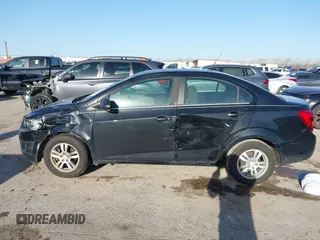 2014 Chevrolet Sonic LT z VIN 1G1JC5SH7E4127137, wystawiony jako IAAI lot #41838678 z przebiegiem 116 415 mil mil oraz . Historia ofert i sprzedaży dostępna na DreamBid. Obrazek 14.