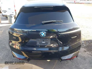 2022 BMW iX xDrive50 z VIN WB523CF07NCJ80006, wystawiony jako IAAI lot #41631767 z przebiegiem 28 311 mil mil oraz . Historia ofert i sprzedaży dostępna na DreamBid. Obrazek 17.