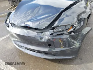 2025 Tesla Model 3 Long Range z VIN 5YJ3E1EB4SF874936, wystawiony jako IAAI lot #41157464 z przebiegiem 5331 mil mil oraz . Historia ofert i sprzedaży dostępna na DreamBid. Obrazek 6.