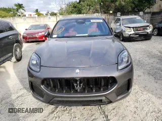 2023 Maserati Grecale Modena z VIN ZN682AVMXP7429614, wystawiony jako Copart lot #81704133 z przebiegiem 836 mil mil oraz . Historia ofert i sprzedaży dostępna na DreamBid. Obrazek 5.