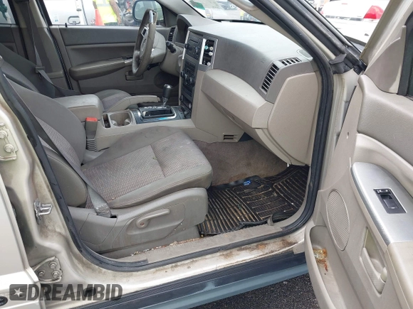 2008 Jeep Grand Cherokee Laredo with VIN 1J8GS48K58C105108, listed as a IAAI auction lot 42068055 with 201,272 mi miles. Bid and sale history available at carsss.com. Image 5.
