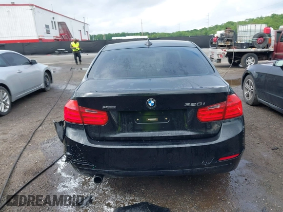 2013 BMW 3 Series 320i xDrive с VIN WBA3C3C55DF982704, выставлен на аукционе IAAI как лот 42129268 с пробегом 112 318 миль миль и . История ставок и продаж доступна на DreamBid. Изображение 16.
