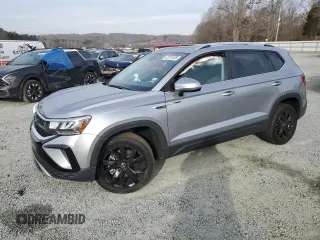2024 Volkswagen Taos SE z VIN 3VVEX7B26RM010696, wystawiony jako Copart lot #42201035 z przebiegiem 12 035 mil mil oraz Szkody całkowita. Historia ofert i sprzedaży dostępna na DreamBid. Obrazek 1.
