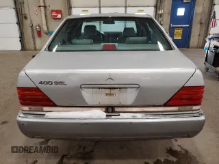 1993 Mercedes-Benz 400 z VIN WDBGA43E9PA106850, wystawiony jako Copart lot #85744534 z przebiegiem 155 005 mil mil oraz Tytuł czysty. Historia ofert i sprzedaży dostępna na DreamBid. Obrazek 6.