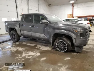 2024 Toyota Tacoma SR5 z VIN 3TMLB5JN6RM070515, wystawiony jako Copart lot #88514465 z przebiegiem 126 mil mil oraz Szkody całkowita. Historia ofert i sprzedaży dostępna na DreamBid. Obrazek 4.