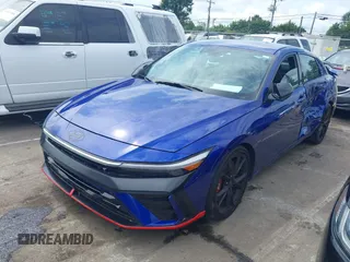 2024 Hyundai Elantra z VIN KMHLW4DK0RU020006, wystawiony jako IAAI lot #42395261 z przebiegiem 12 691 mil mil oraz . Historia ofert i sprzedaży dostępna na DreamBid. Obrazek 2.