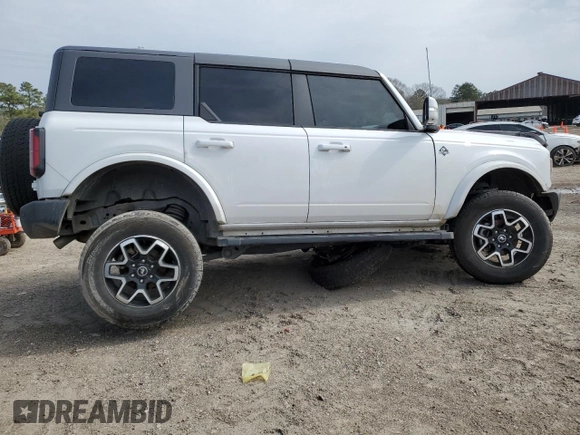 2023 Ford Bronco with VIN 1FMEE5BP7PLC15071, listed as a Copart auction lot 45321715 with 2,213 mi miles and Salvage title. Bid and sale history available at DreamBid. Image 3.