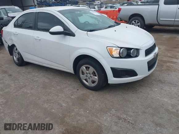 2014 Chevrolet Sonic LS z VIN 1G1JA5SH9E4180377, wystawiony jako IAAI lot #41839198 z przebiegiem 156 357 mil mil oraz . Historia ofert i sprzedaży dostępna na DreamBid. Obrazek 1.