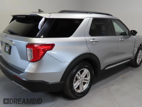 2021 Ford Explorer XLT with VIN 1FMSK7DHXMGB33126, listed as a Copart auction lot 55651595 with 61,895 mi miles and Salvage Title. Bid and sale history available at carsss.com. Image 3.