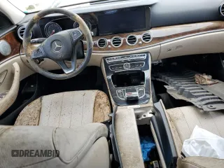 2017 Mercedes-Benz E 300 Luxury z VIN WDDZF4KB3HA076755, wystawiony jako Copart lot #56703125 z przebiegiem Nie podano mil oraz Czysty tytuł • Clean title. Historia ofert i sprzedaży dostępna na DreamBid. Obrazek 8.