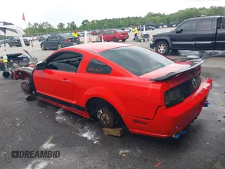 2006 Ford Mustang GT Deluxe z VIN 1ZVFT82HX65243603, wystawiony jako IAAI lot #42251021 z przebiegiem Nie podano mil oraz . Historia ofert i sprzedaży dostępna na DreamBid. Obrazek 3.