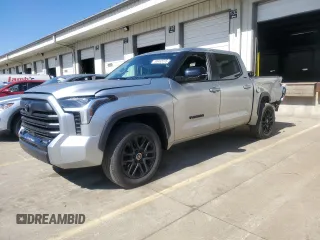 2024 Toyota Tundra Limited Hybrid z VIN 5TFWC5DB8RX060865, wystawiony jako Copart lot #50432015 z przebiegiem 7 788 mil mil oraz Szkoda całkowita • Salvage title. Historia ofert i sprzedaży dostępna na DreamBid. Obrazek 1.