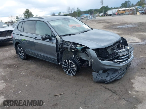 2024 Volkswagen Tiguan S z VIN 3VVRB7AX8RM111008, wystawiony jako IAAI lot #41857646 z przebiegiem 23 099 mil mil oraz . Historia ofert i sprzedaży dostępna na DreamBid. Obrazek 1.