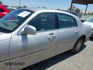2004 Lincoln Town Car Signature z VIN 1LNHM81W14Y625826, wystawiony jako IAAI lot #42463787 z przebiegiem 137 968 mil mil oraz . Historia ofert i sprzedaży dostępna na DreamBid. Obrazek 14.