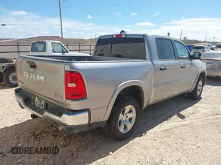 2025 Ram 1500 Big Horn z VIN 1C6SRFFP9SN581193, wystawiony jako IAAI lot #41874738 z przebiegiem 27 347 mil mil oraz . Historia ofert i sprzedaży dostępna na DreamBid. Obrazek 4.