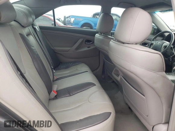 2011 Toyota Camry LE z VIN 4T4BF3EK3BR110153, wystawiony jako Copart lot #61950455 z przebiegiem 414 223 mil mil oraz Czysty tytuł • Clean title. Historia ofert i sprzedaży dostępna na DreamBid. Obrazek 10.