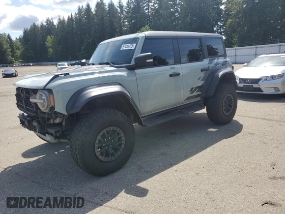 2023 Ford Bronco Raptor z VIN 1FMEE5JR7PLA93752, wystawiony jako Copart lot #57440075 z przebiegiem 33 549 mil mil oraz Szkody całkowita. Historia ofert i sprzedaży dostępna na DreamBid. Obrazek 1.