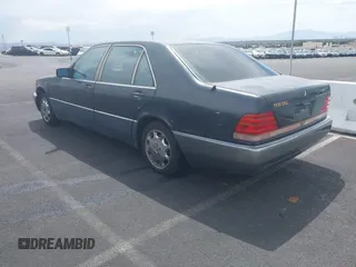 1992 Mercedes-Benz 500 z VIN WDBGA51E0NA023491, wystawiony jako IAAI lot #42058835 z przebiegiem 260 421 mil mil oraz . Historia ofert i sprzedaży dostępna na DreamBid. Obrazek 3.