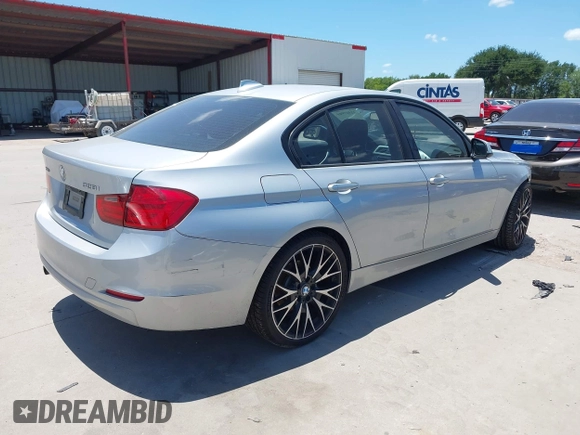 2013 BMW 3 Series 328i xDrive z VIN WBA3B3C56DF531025, wystawiony jako IAAI lot #42507909 z przebiegiem 97 331 mil mil oraz . Historia ofert i sprzedaży dostępna na DreamBid. Obrazek 4.