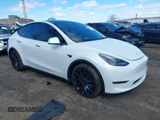 2023 Tesla Model Y Performance z VIN 7SAYGDEFXPF916976, wystawiony jako IAAI lot #41744092 z przebiegiem 15 599 mil mil oraz . Historia ofert i sprzedaży dostępna na DreamBid. Obrazek 1.
