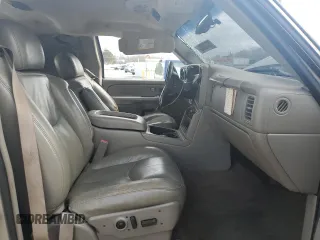 2005 GMC Sierra 2500HD SLE z VIN 1GTHK232X5F963644, wystawiony jako Copart lot #88040265 z przebiegiem 196 924 mil mil oraz Nie do naprawy • Non repairable. Historia ofert i sprzedaży dostępna na DreamBid. Obrazek 7.
