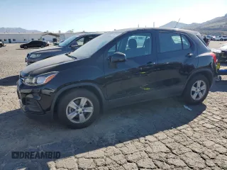 2020 Chevrolet Trax LS z VIN 3GNCJKSB8LL332674, wystawiony jako Copart lot #45049445 z przebiegiem Nie podano mil oraz Szkoda całkowita • Salvage title. Historia ofert i sprzedaży dostępna na DreamBid. Obrazek 1.
