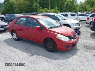 2010 Nissan Versa S z VIN 3N1BC1AP4AL382784, wystawiony jako IAAI lot #42198622 z przebiegiem 110 169 mil mil oraz . Historia ofert i sprzedaży dostępna na DreamBid. Obrazek 1.