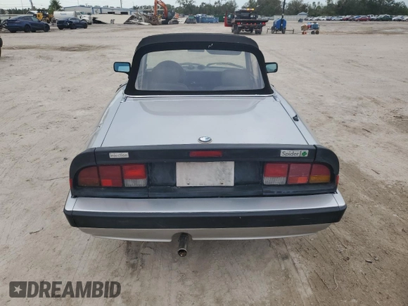 1990 Alfa Romeo Spider z VIN ZARBA12T0L6002373, wystawiony jako Copart lot #75362404 z przebiegiem 73 479 mil mil oraz Nie do naprawy • Non repairable. Historia ofert i sprzedaży dostępna na DreamBid. Obrazek 6.