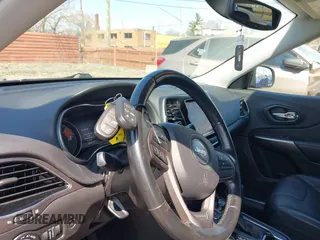 2020 Jeep Cherokee Limited z VIN 1C4PJMDX0LD627840, wystawiony jako IAAI lot #42064116 z przebiegiem 65 092 mil mil oraz . Historia ofert i sprzedaży dostępna na DreamBid. Obrazek 11.