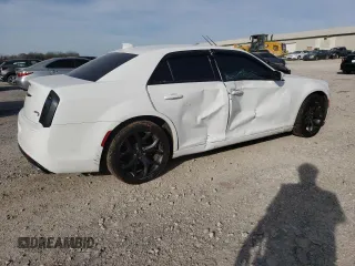 2020 Chrysler 300 S z VIN 2C3CCABG9LH189580, wystawiony jako Copart lot #49543645 z przebiegiem 76 980 mil mil oraz Szkoda całkowita • Salvage title. Historia ofert i sprzedaży dostępna na DreamBid. Obrazek 3.