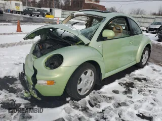 2000 Volkswagen Beetle GLS with VIN 3VWCC21C0YM418573, listed as a Copart auction lot 43569555 with 133,907 mi miles and Salvage Title. Bid and sale history available at DreamBid. Image 1.