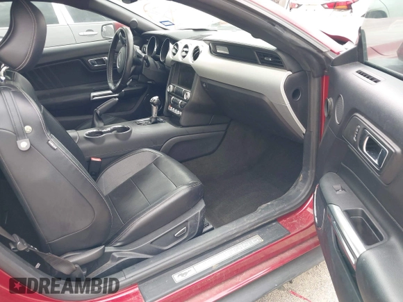 2015 Ford Mustang EcoBoost z VIN 1FA6P8THXF5349965, wystawiony jako IAAI lot #42107250 z przebiegiem 104 475 mil mil oraz . Historia ofert i sprzedaży dostępna na DreamBid. Obrazek 5.