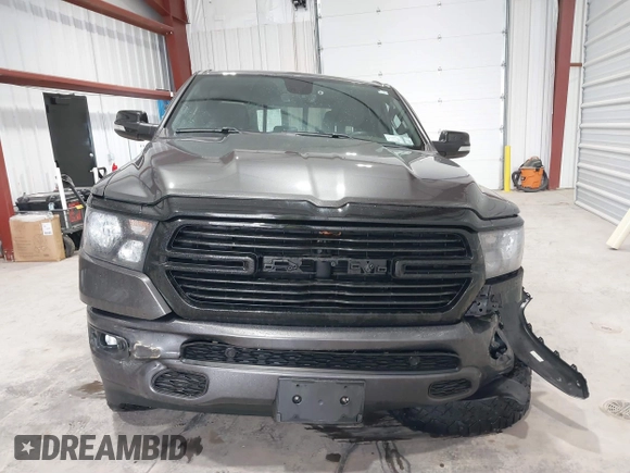2021 Ram 1500 Big Horn z VIN 1C6SRFBT8MN696504, wystawiony jako IAAI lot #41669093 z przebiegiem 63 356 mil mil oraz . Historia ofert i sprzedaży dostępna na DreamBid. Obrazek 12.
