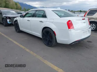 2019 Chrysler 300 Limited z VIN 2C3CCAEG9KH698188, wystawiony jako IAAI lot #42190234 z przebiegiem 62 817 mil mil oraz . Historia ofert i sprzedaży dostępna na DreamBid. Obrazek 3.