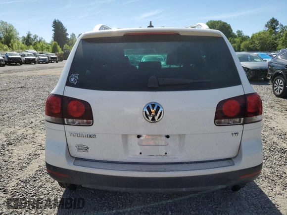 2008 Volkswagen Touareg V6 z VIN WVGBE77L68D012544, wystawiony jako Copart lot #58716985 z przebiegiem 148 637 mil mil oraz Czysty tytuł • Clean title. Historia ofert i sprzedaży dostępna na DreamBid. Obrazek 6.