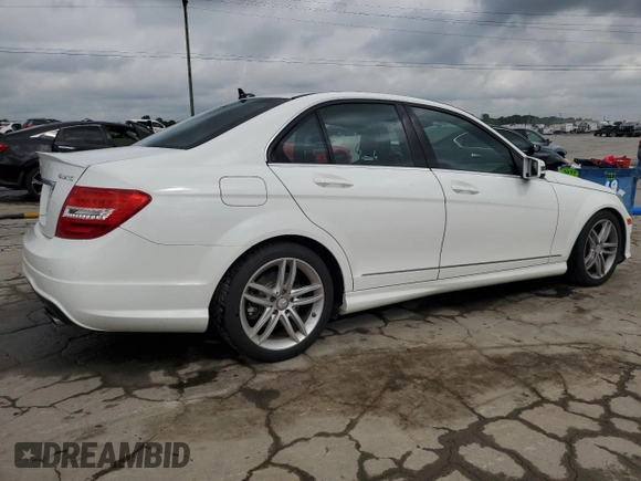 2013 Mercedes-Benz C 300 Sport z VIN WDDGF8AB3DA788872, wystawiony jako Copart lot #56325655 z przebiegiem 173 183 mil mil oraz Szkoda całkowita • Salvage title. Historia ofert i sprzedaży dostępna na DreamBid. Obrazek 3.