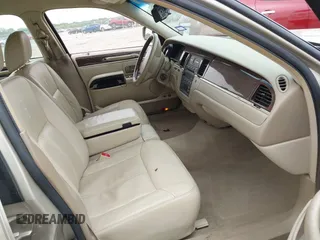 2009 Lincoln Town Car Signature Limited z VIN 2LNHM82V19X631610, wystawiony jako IAAI lot #42074205 z przebiegiem Nie podano mil oraz . Historia ofert i sprzedaży dostępna na DreamBid. Obrazek 5.
