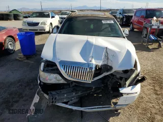2005 Lincoln Town Car Signature Limited z VIN 1LNHM82W05Y613098, wystawiony jako Copart lot #45887385 z przebiegiem Nie podano mil oraz Szkoda całkowita • Salvage title. Historia ofert i sprzedaży dostępna na DreamBid. Obrazek 5.