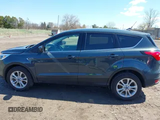 2019 Ford Escape SE z VIN 1FMCU9GDXKUC06609, wystawiony jako IAAI lot #42061974 z przebiegiem 148 064 mil mil oraz . Historia ofert i sprzedaży dostępna na DreamBid. Obrazek 14.