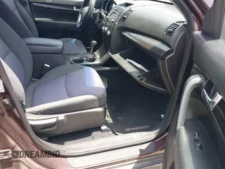 2012 Kia Sorento LX z VIN 5XYKT4A69CG257313, wystawiony jako IAAI lot #42444790 z przebiegiem 125 537 mil mil oraz . Historia ofert i sprzedaży dostępna na DreamBid. Obrazek 5.