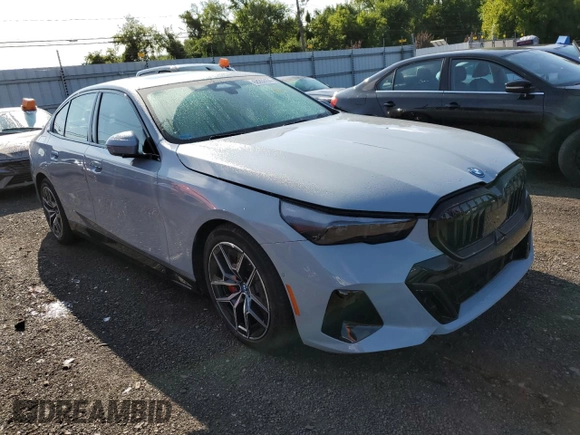 2024 BMW i5 eDrive40 z VIN WBY33FK02RCR43716, wystawiony jako Copart lot #68262434 z przebiegiem Nie podano mil oraz Szkoda całkowita • Salvage title. Historia ofert i sprzedaży dostępna na DreamBid. Obrazek 4.