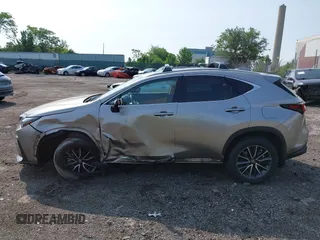 2024 Lexus NX 350h Premium z VIN 2T2GKCEZ6RC019104, wystawiony jako IAAI lot #42475819 z przebiegiem 15 870 mil mil oraz . Historia ofert i sprzedaży dostępna na DreamBid. Obrazek 15.