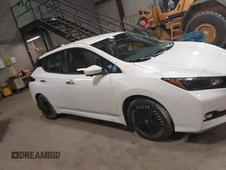 2023 Nissan LEAF SV Plus z VIN 1N4CZ1CV0PC563256, wystawiony jako IAAI lot #41138436 z przebiegiem 24 399 mil mil oraz . Historia ofert i sprzedaży dostępna na DreamBid. Obrazek 13.