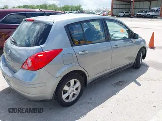 2009 Nissan Versa S z VIN 3N1BC13E79L500110, wystawiony jako IAAI lot #42128174 z przebiegiem 129 742 mil mil oraz . Historia ofert i sprzedaży dostępna na DreamBid. Obrazek 4.
