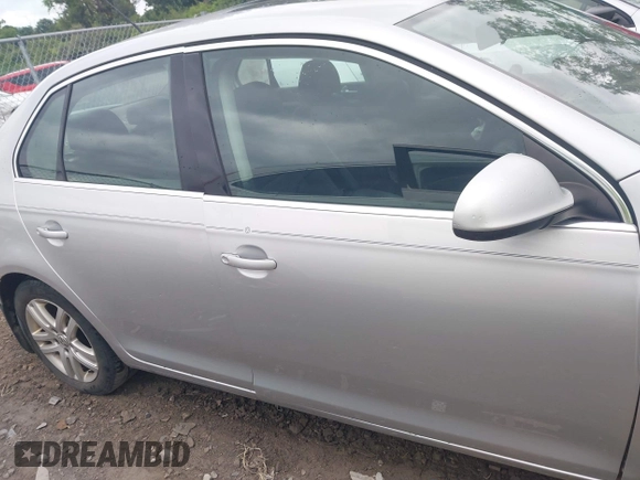 2007 Volkswagen Jetta Wolfsburg Edition z VIN 3VWEF71K77M166713, wystawiony jako IAAI lot #42746458 z przebiegiem 214 241 mil mil oraz . Historia ofert i sprzedaży dostępna na DreamBid. Obrazek 13.