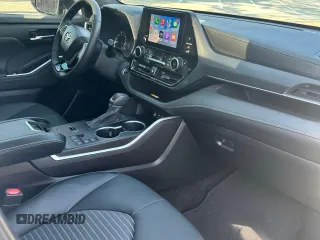 2024 Toyota Highlander LE z VIN 5TDKDRAH7RS534676, wystawiony jako Copart lot #57361405 z przebiegiem 11 321 mil mil oraz Czysty tytuł • Clean title. Historia ofert i sprzedaży dostępna na DreamBid. Obrazek 5.