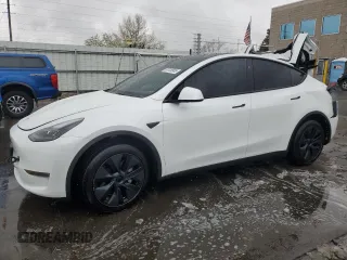 2024 Tesla Model Y Long Range z VIN 7SAYGDEE2RF160327, wystawiony jako Copart lot #53728965 z przebiegiem 7 985 mil mil oraz Szkoda całkowita • Salvage title. Historia ofert i sprzedaży dostępna na DreamBid. Obrazek 1.