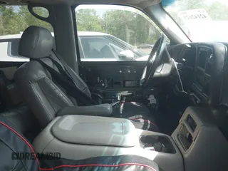 2000 Chevrolet Suburban LS with VIN 3GNEC16T9YG100679, listed as a IAAI auction lot 42142629 with 269,882 mi miles. Bid and sale history available at carsss.com. Image 5.